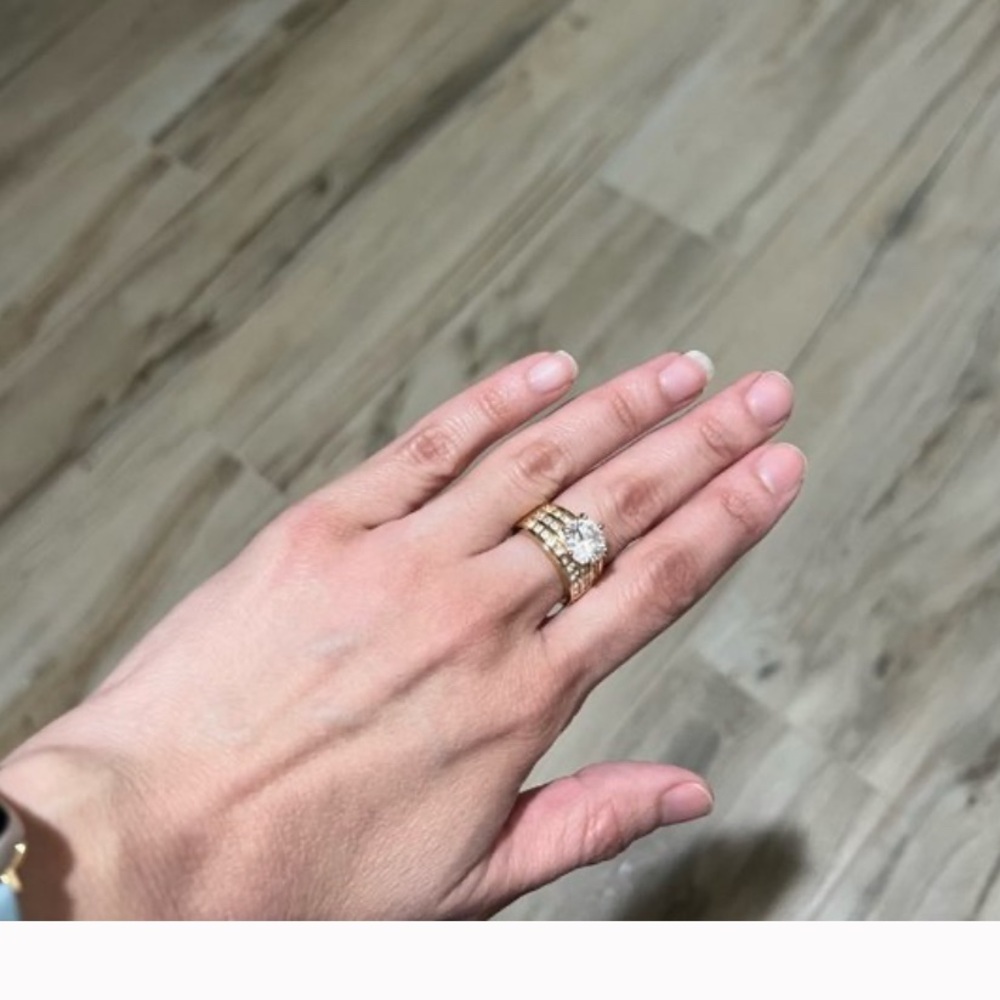 Elegant Silver Women's Ring with Clear Stone